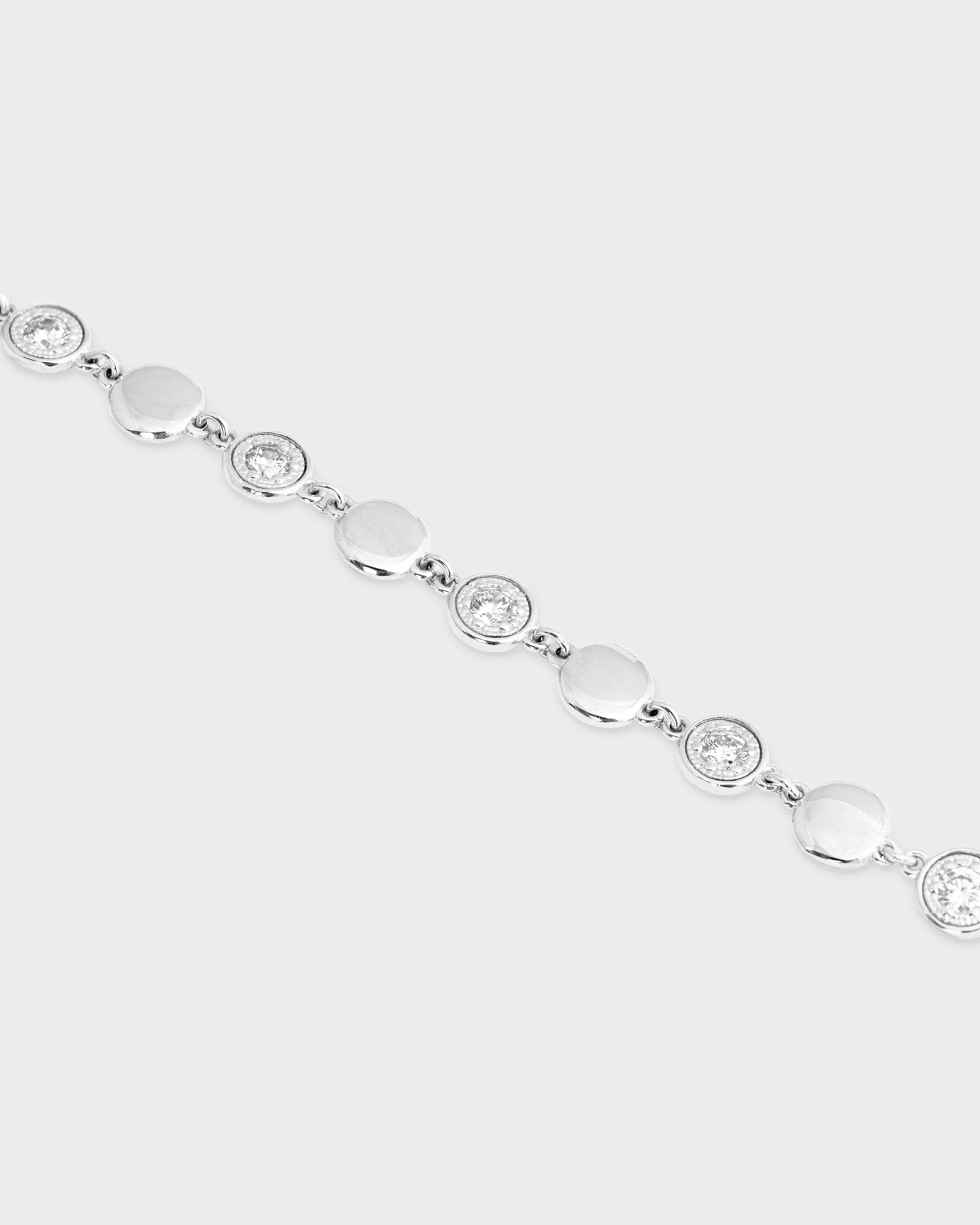 Bracciale con cerchi alternati lisci e pavè - Image 3