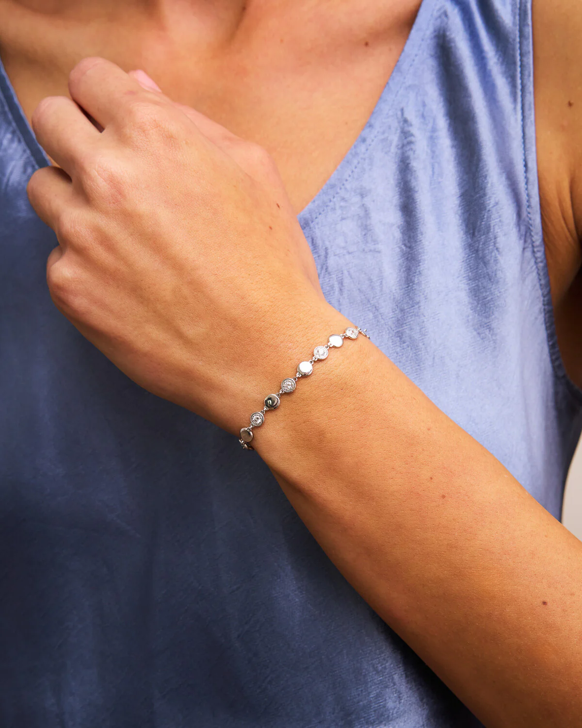 Bracciale con cerchi alternati lisci e pavè - Image 5