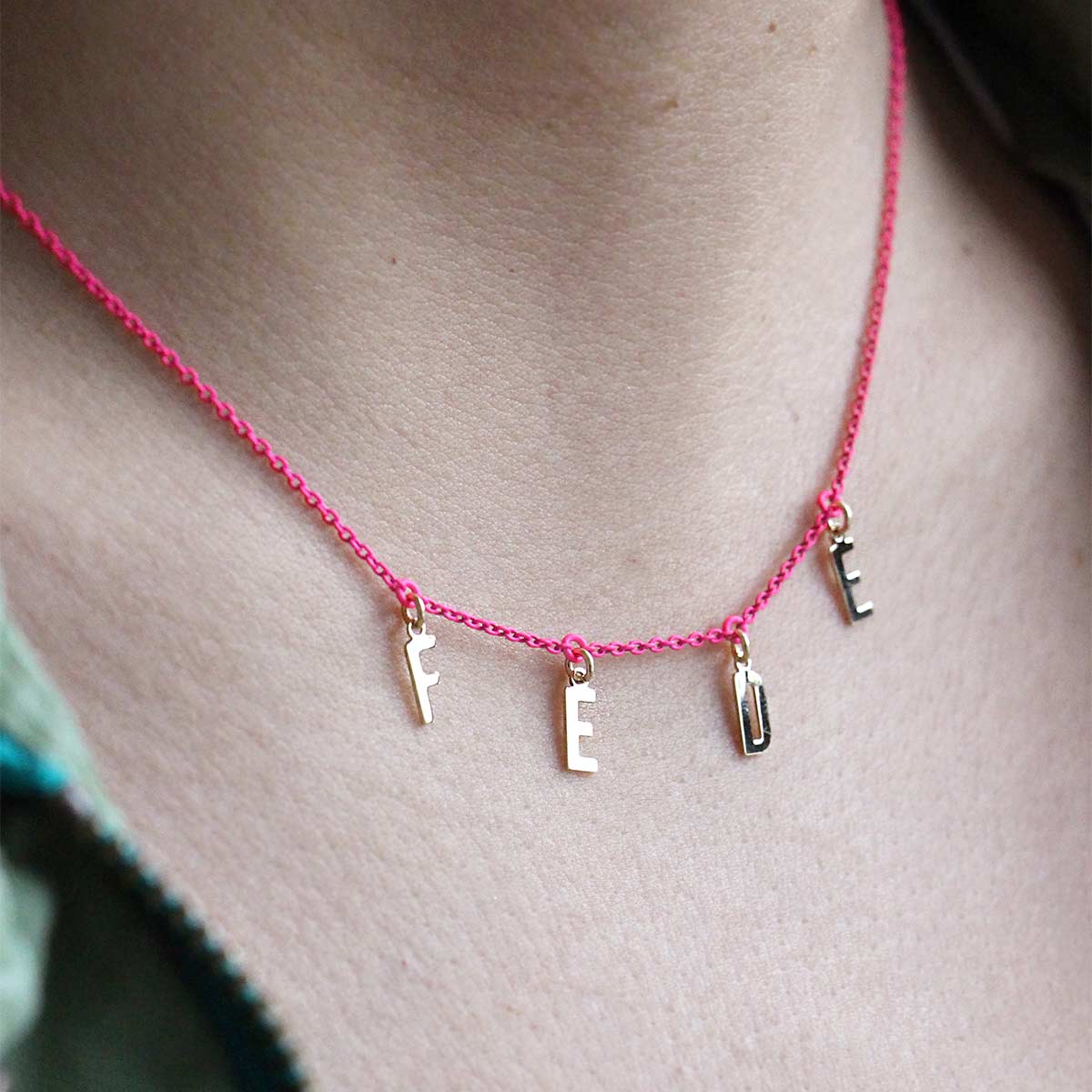 Girocollo Golden Mate lettere personalizzabile fucsia fluo – ORO18KT - Image 5