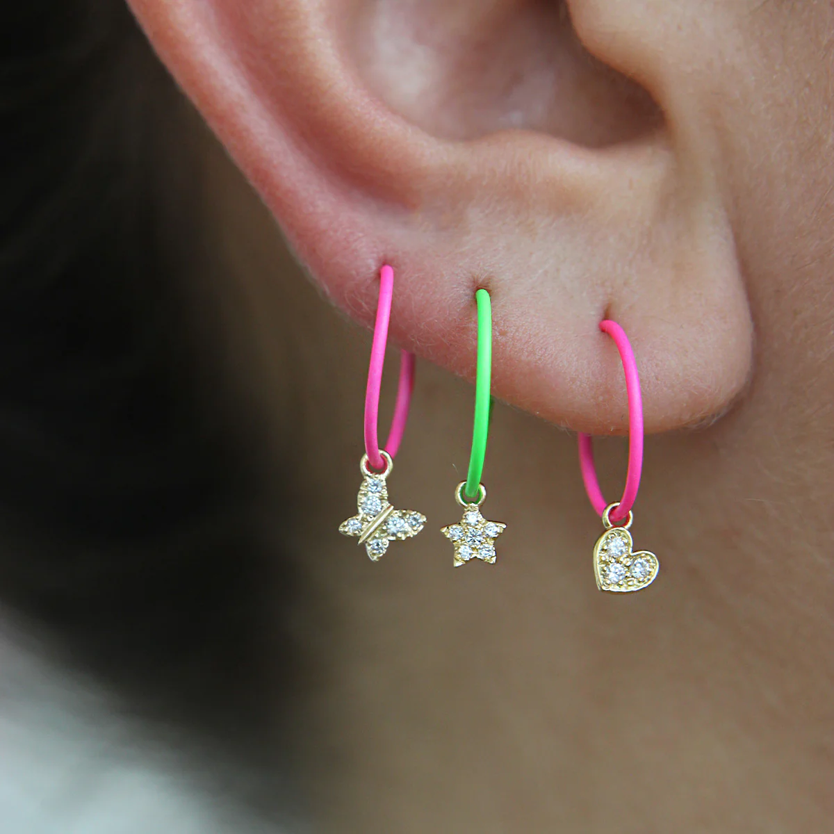 Mono-orecchino farfalla hoop fucsia fluo e Diamanti Lab Grown - ORO18KT - Image 2