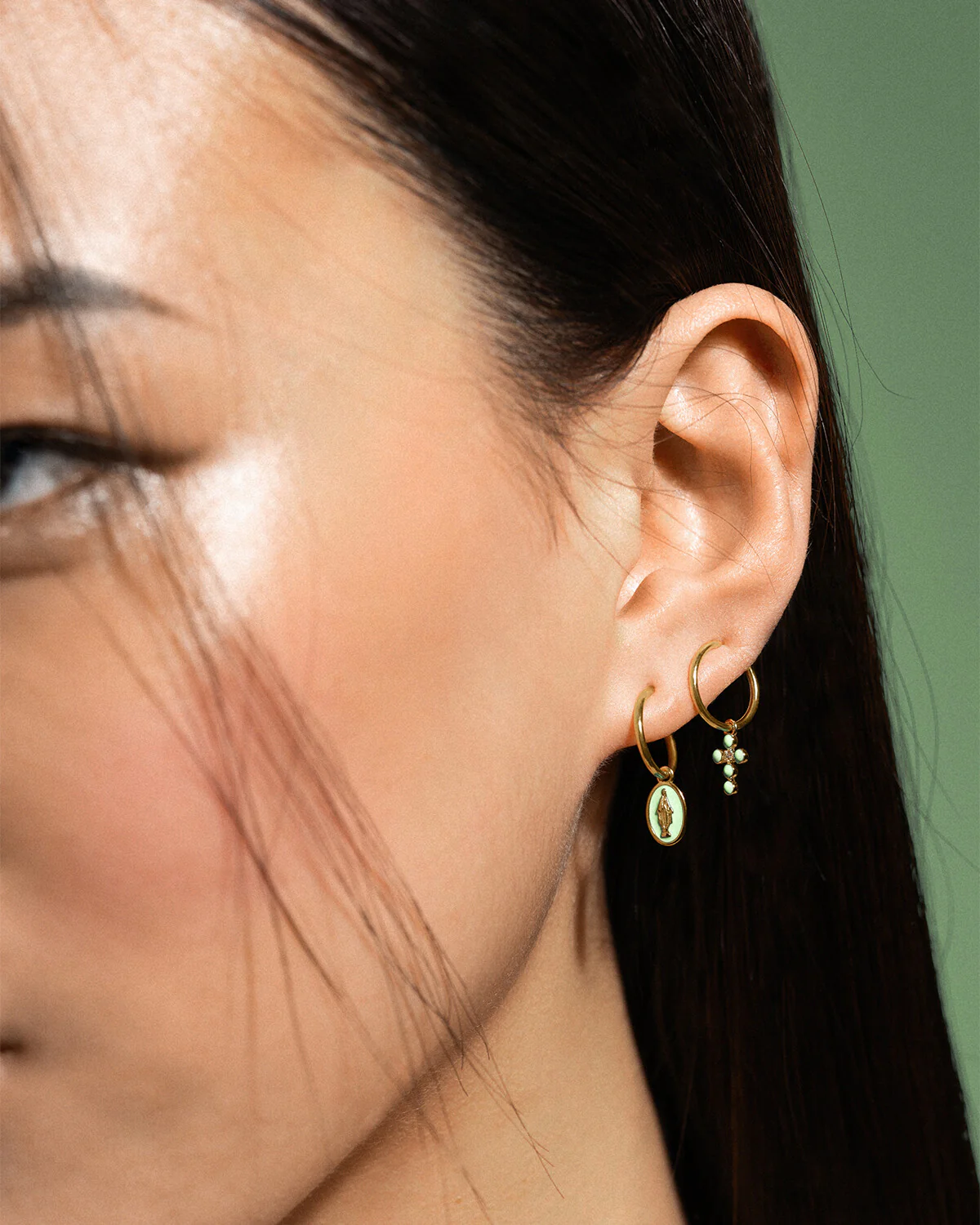 Mono-orecchino mini hoop con croce smaltata e diamante lab-grown - ORO18KT - Image 8